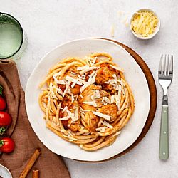 Κοκκινιστό μπούτι φιλέτο κοτόπουλο με χοντρό μακαρόνι WORTHEAT