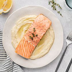 Φιλέτο φρέσκου σολομού με πουρέ σελινόριζας και σάλτσα εσπεριδοειδών WORTHEAT